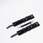 Черный кожаные оковы с узорами и золотистой фурнитурой - Crazy Handmade - купить с доставкой в Томске