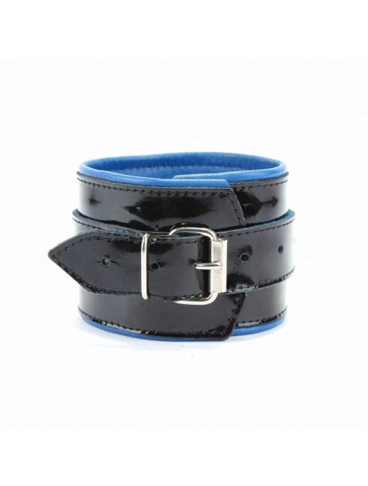 Чёрные лаковые наручники с синим подкладом - БДСМ Арсенал - купить с доставкой в Томске