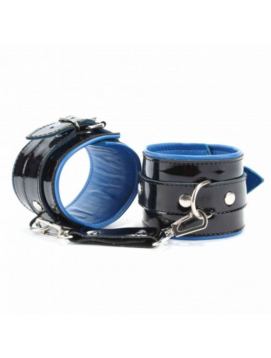 Чёрные лаковые наручники с синим подкладом - БДСМ Арсенал - купить с доставкой в Томске