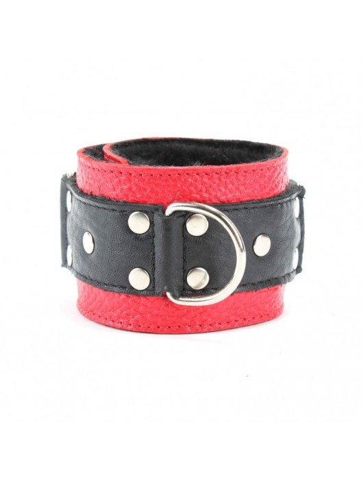 Красно-чёрные кожаные наручники с меховым подкладом - БДСМ Арсенал - купить с доставкой в Томске