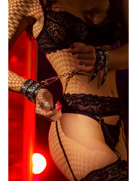 Черные кожаные наручники с двумя ремнями и красной подкладкой - Pecado - купить с доставкой в Томске